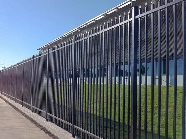 兩橫梁鋅鋼護(hù)欄圖片8