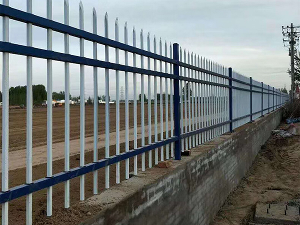 三橫梁鋅鋼護(hù)欄圖片2