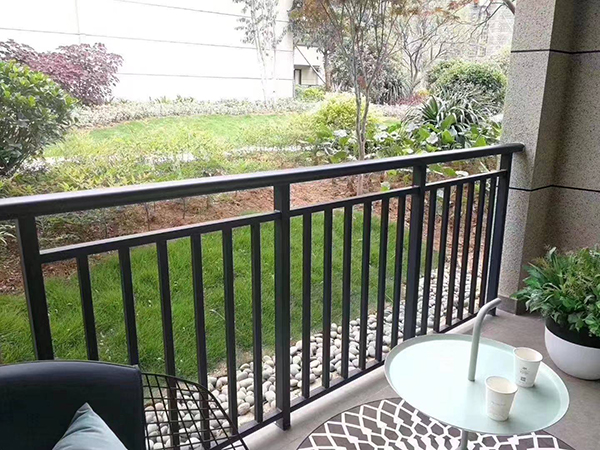 陽臺(tái)鋅鋼護(hù)欄圖片2