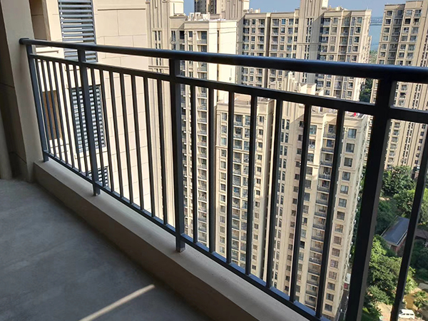 陽臺(tái)鋅鋼護(hù)欄圖片3