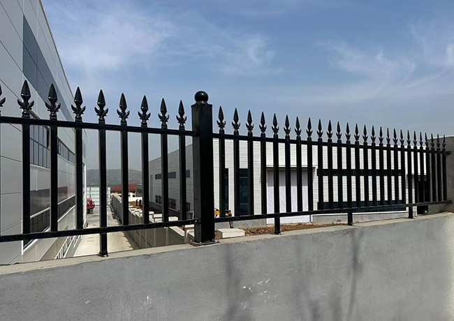 山東某電子工廠鐵藝圍墻護(hù)欄 山東某電子工廠鐵藝圍墻護(hù)欄